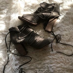 Suede open-toe booties! Best for all year round.